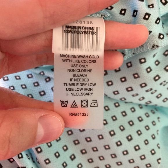 Vince Camuto women’s size small cute blue patterned top with side tie accent - Picture 6 of 8